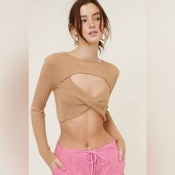 905. RIBBED KNIT FRONT KEYHOLE TWIST CROPTOP- CAMEL - Picture 2 of 3